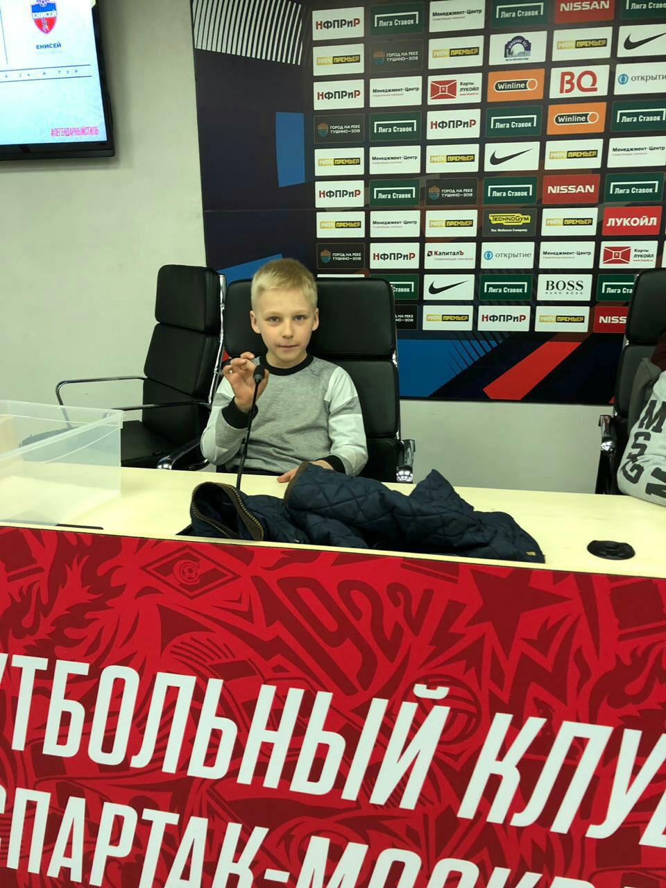 Наши футболисты на стадионе "Открытие Арена"